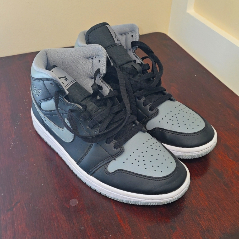 2022 Wmns Air Jordan 1 Mid 'Shadow' Sz. 9